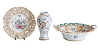 A 19TH CENTURY MEISSEN RETICULATED CABINET PLATE decorated with floral sprays (19.5 cm diam)