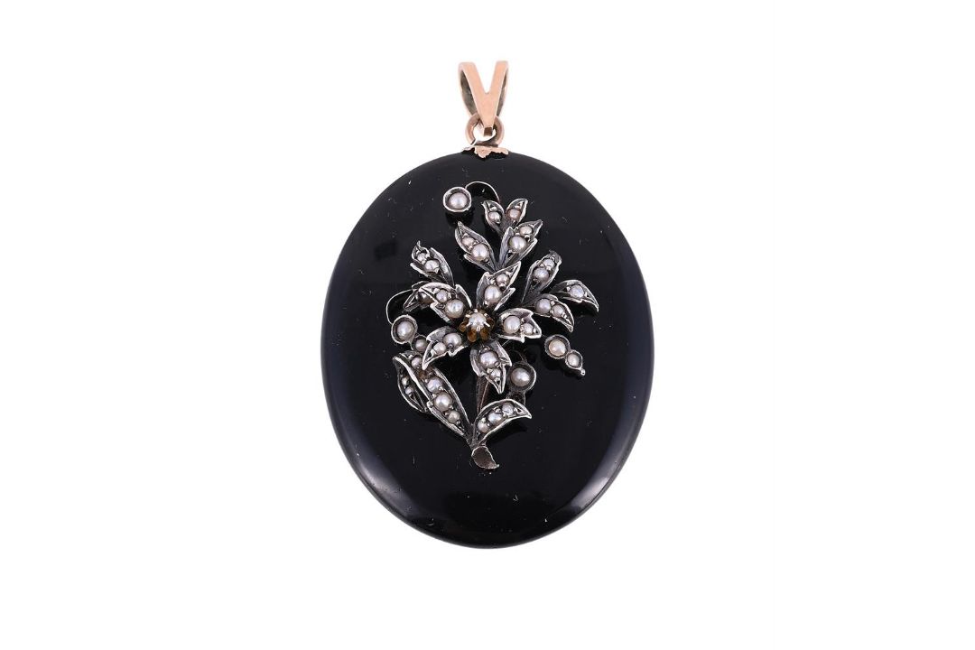 A LATE 19TH CENTURY HALF SEED PEARL AND ONYX LOCKET PENDANT - Image 1 of 2
