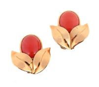 Y A PAIR OF CORAL EARRINGS