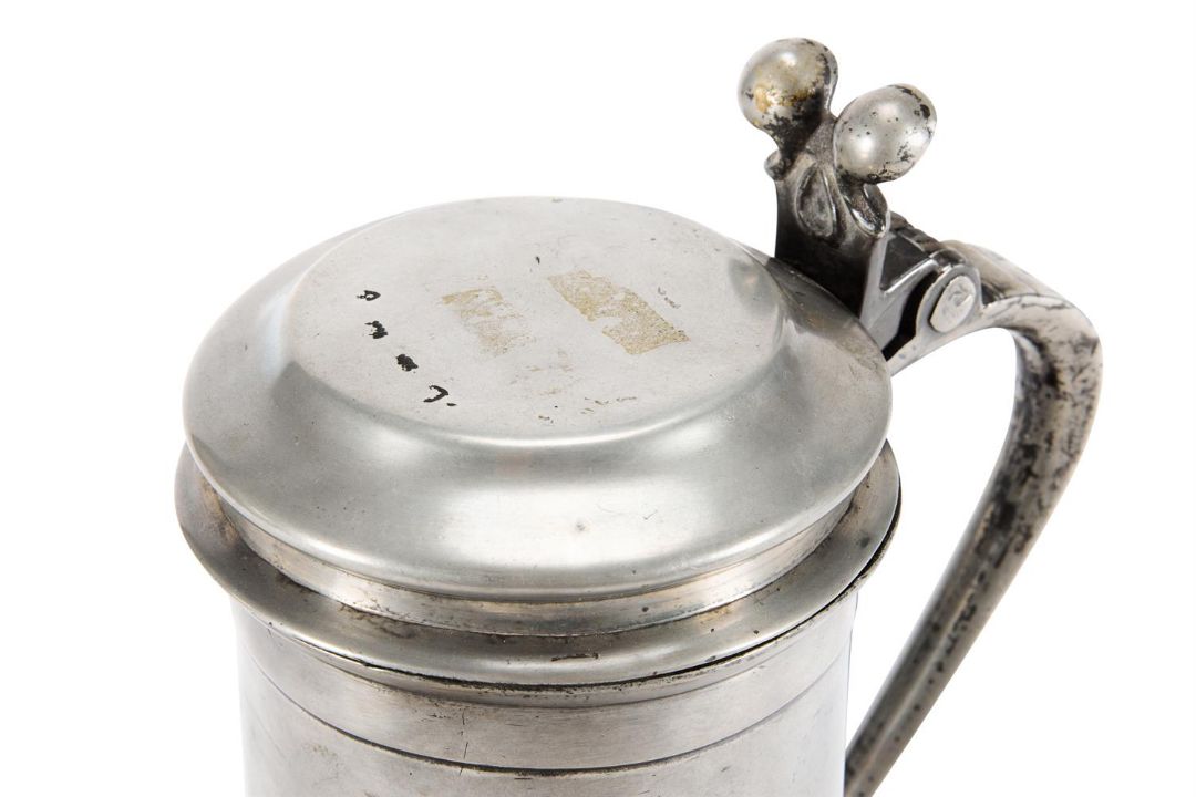 A CHARLES II PEWTER BEEFEATER FLAGON, LATE 17TH CENTURY - Image 2 of 4