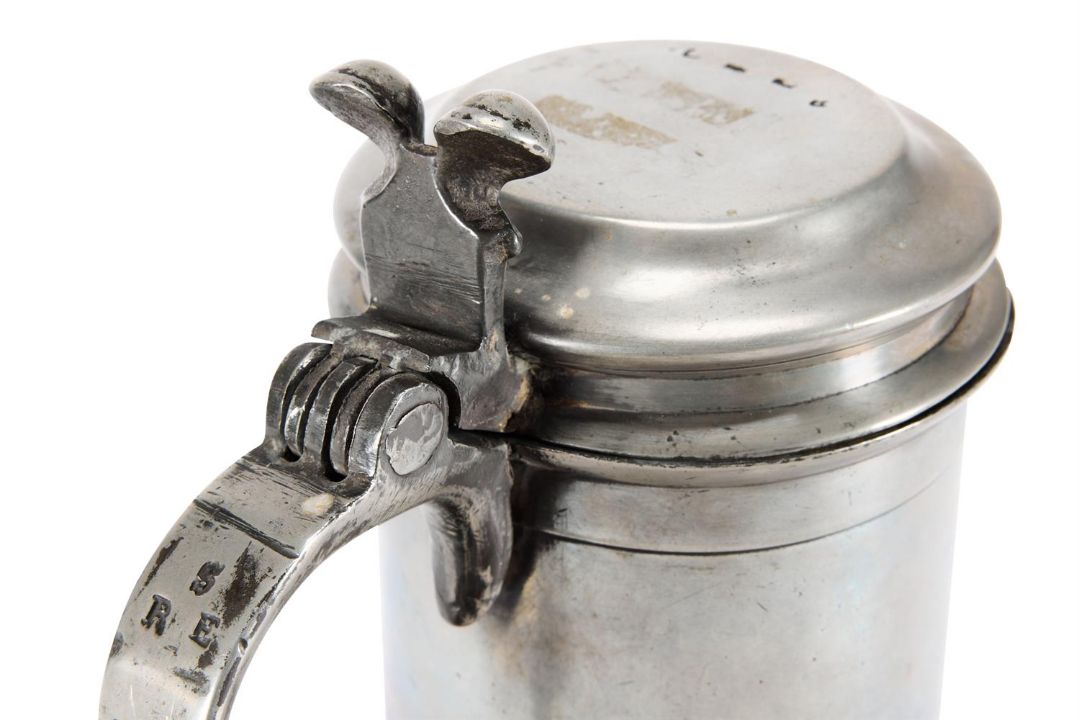 A CHARLES II PEWTER BEEFEATER FLAGON, LATE 17TH CENTURY - Image 3 of 4