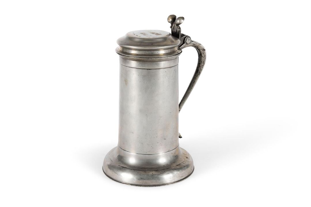 A CHARLES II PEWTER BEEFEATER FLAGON, LATE 17TH CENTURY - Image 1 of 4