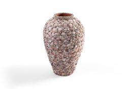 Y A LARGE BALUSTER SHAPED SHELL ENCRUSTED DECORATIVE VASE, MODERN