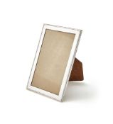 A SILVER MOUNTED RECTANGULAR PHOTO FRAME