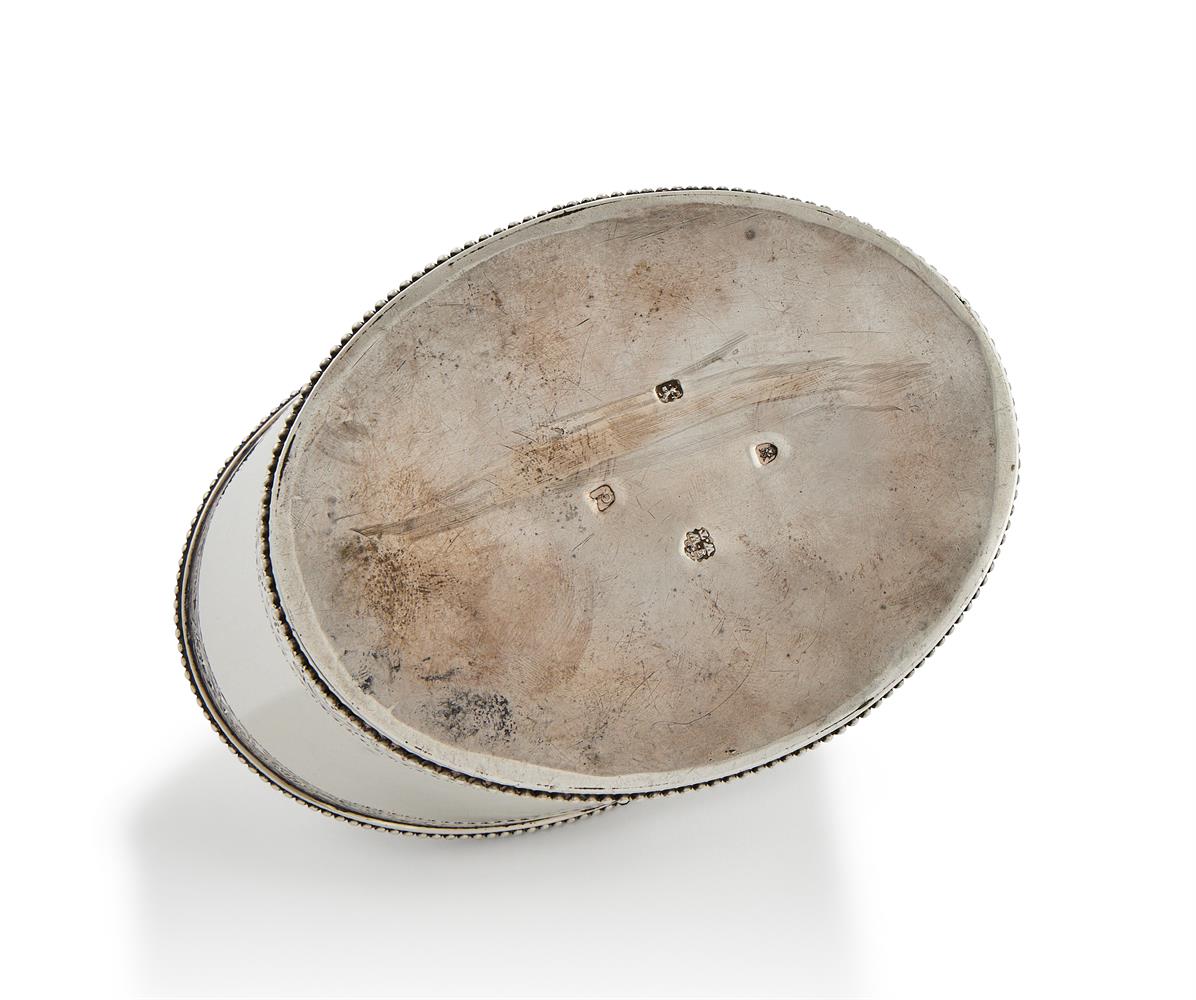 A GEORGE III SILVER OVAL TEA CADDY - Image 3 of 3