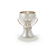 AN EDWARDIAN SILVER THREE HANDLED CUP/VASE