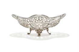 AN EDWARDIAN SILVER PIERCED BASKET