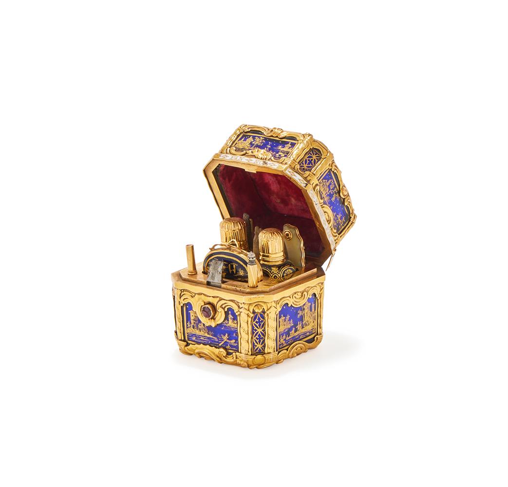 Y A GEORGE III GOLD MOUNTED BLUE GLASS SQUARE ETUI - Image 2 of 6