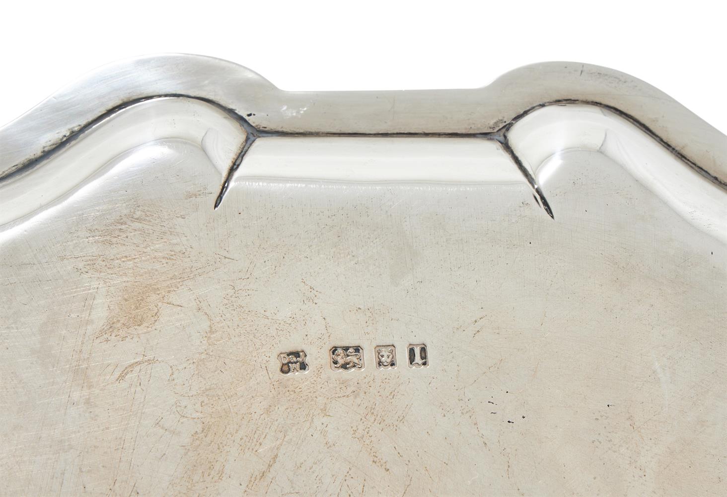 A SILVER SHAPED CIRCULAR SALVER - Image 4 of 4