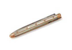 Y A FRENCH GOLD AND MOTHER OF PEARL HANDLED FOLDING FRUIT KNIFE