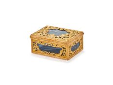 AN 18TH CENTURY GOLD MOUNTED AGATE SNUFF BOX