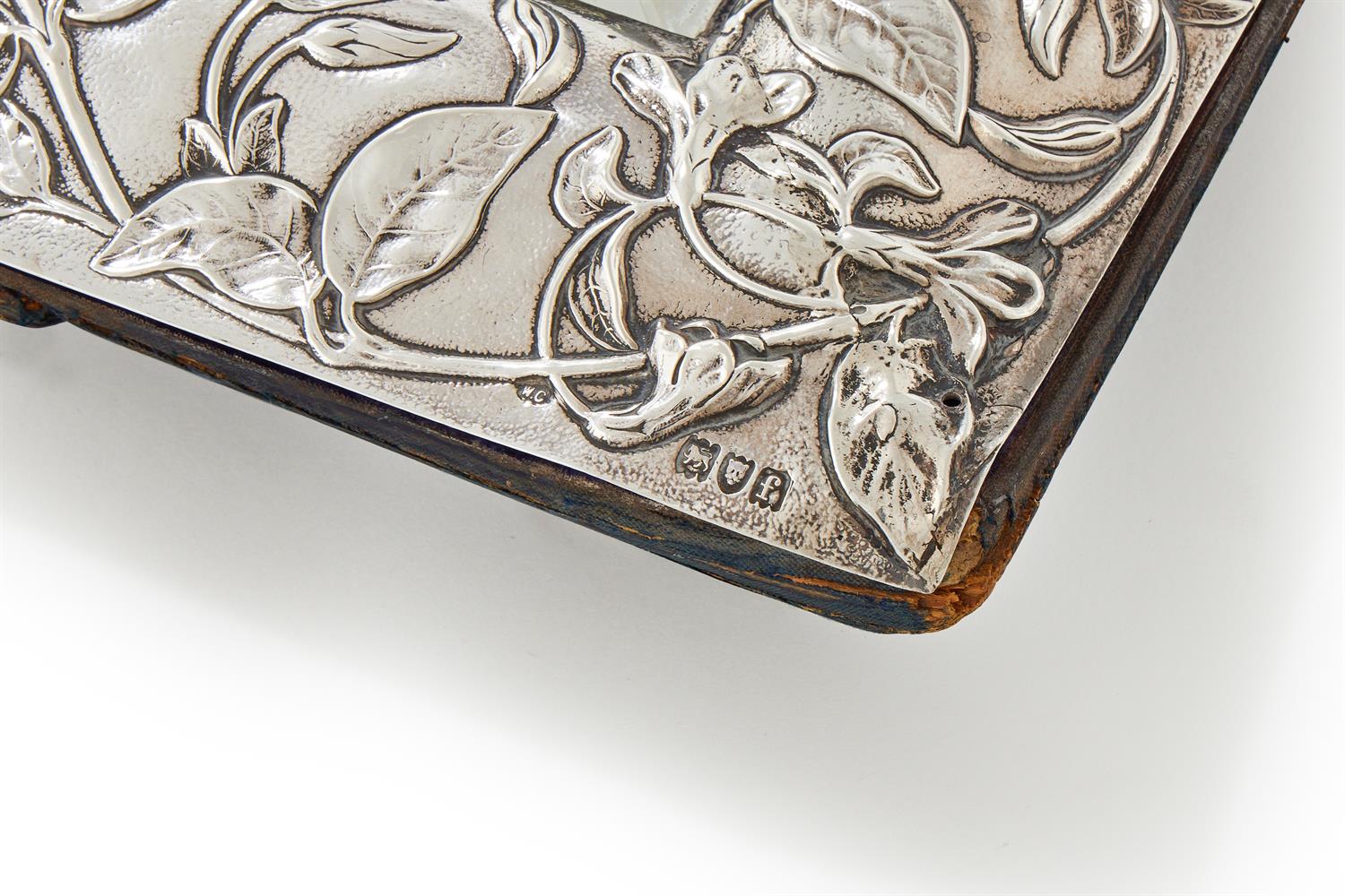 AN EDWARDIAN SILVER MOUNTED EASEL BACKED MIRROR - Image 3 of 3