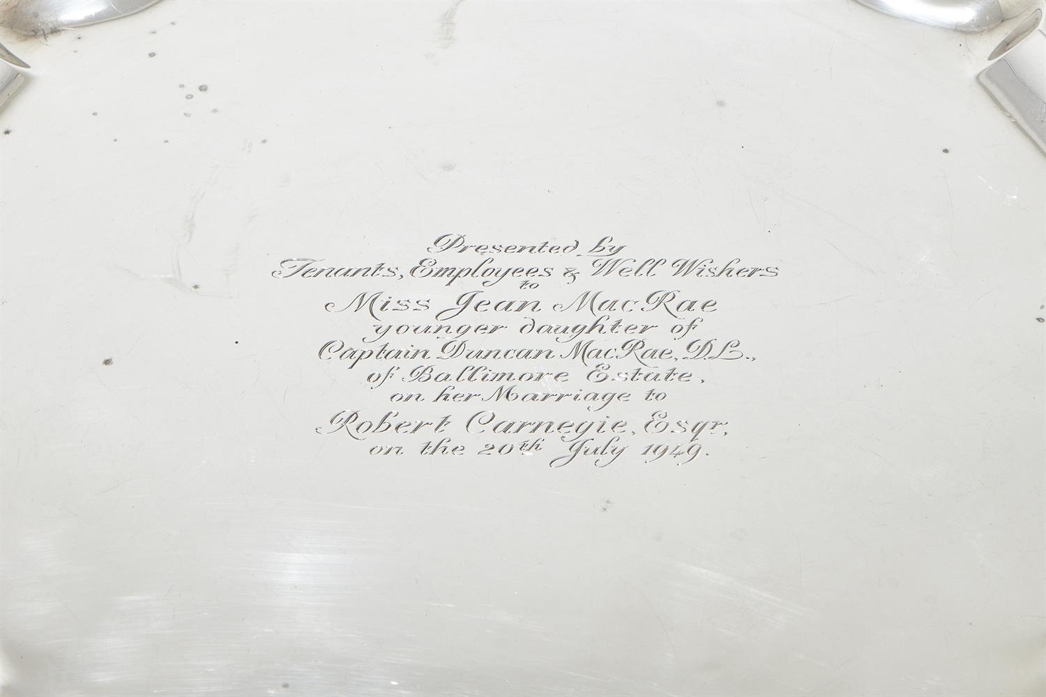 A SILVER SHAPED CIRCULAR SALVER - Image 3 of 4