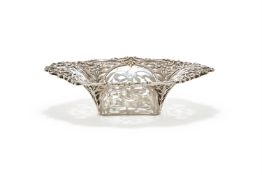 AN EDWARDIAN SILVER SHAPED OVAL PIERCED DISH