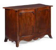 A GEORGE III MAHOGANY SERPENTINE SIDE CABINET, CIRCA 1790