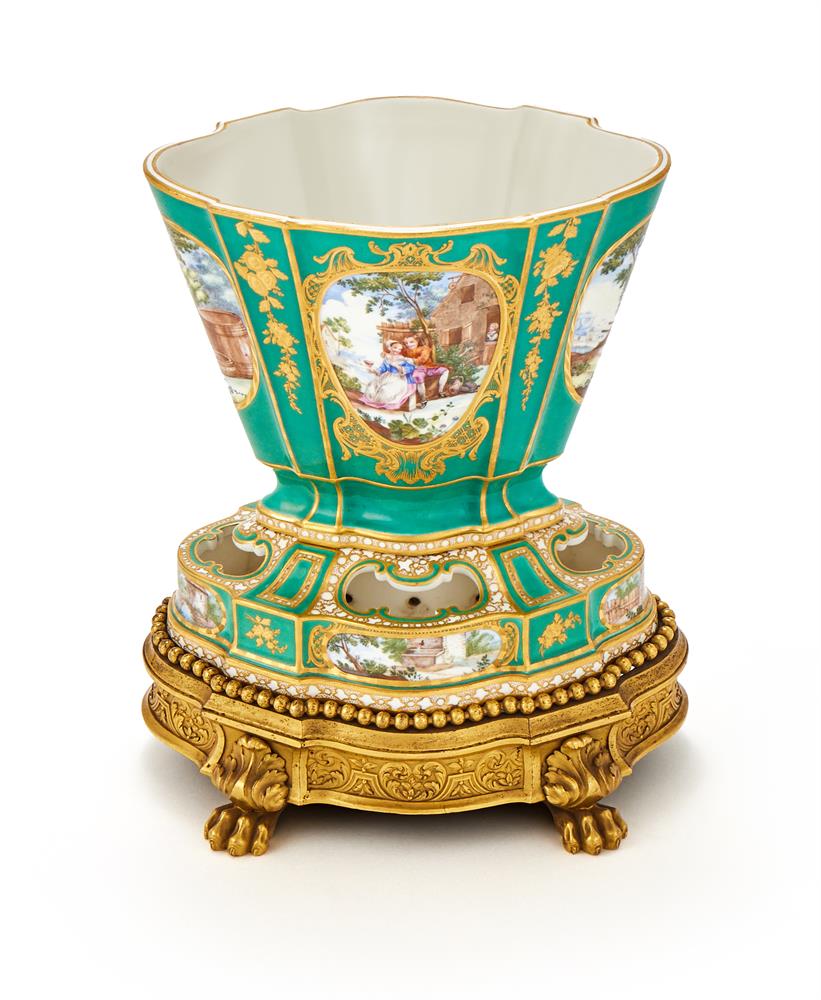 A RARE SÈVRES PORCELAIN GREEN GROUND FLOWER POT & PIERCED STAND, 1760 - Image 4 of 8