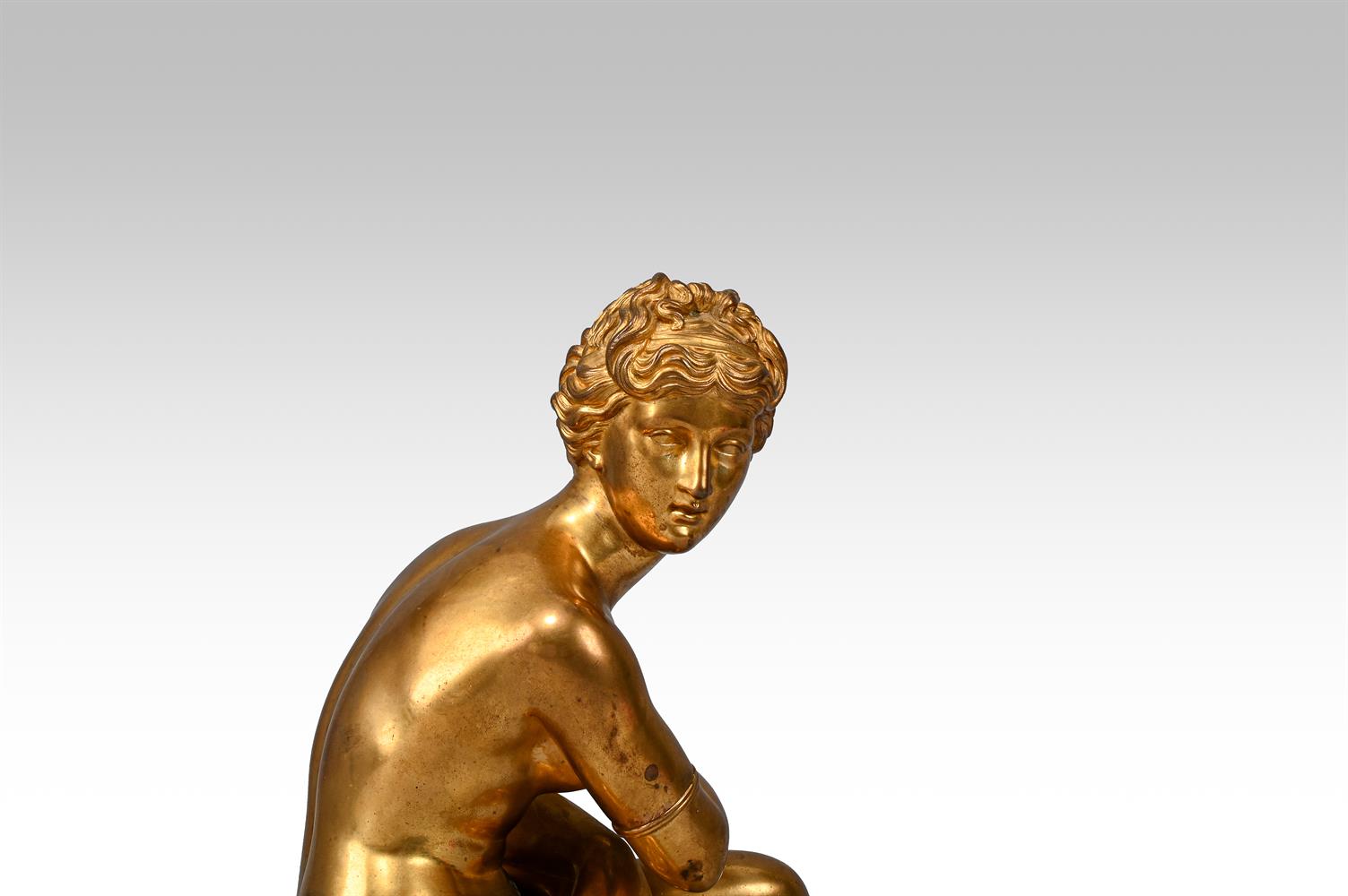 AFTER COYSEVOX, A GILT BRONZE FIGURE OF THE CROUCHING VENUS, FRENCH, 19TH CENTURY - Image 2 of 4