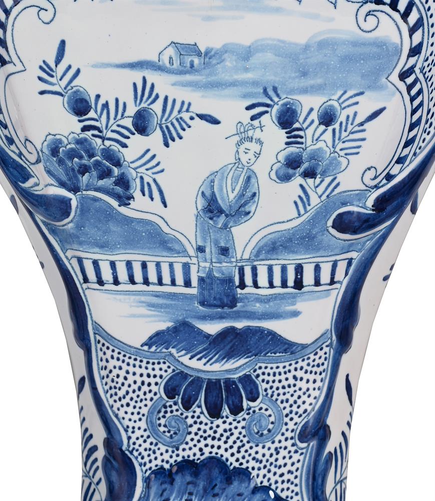 A DUTCH DELFT (DE PORCELEYNE SCHOTEL) BLUE AND WHITE GARNITURE OF BALUSTER AND TRUMPET VASES - Image 4 of 6