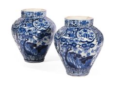 A PAIR OF JAPANESE BLUE AND WHITE HEXAGONAL ARITA VASES, EDO PERIOD, LATE 17TH OR EARLY 18TH CENTURY