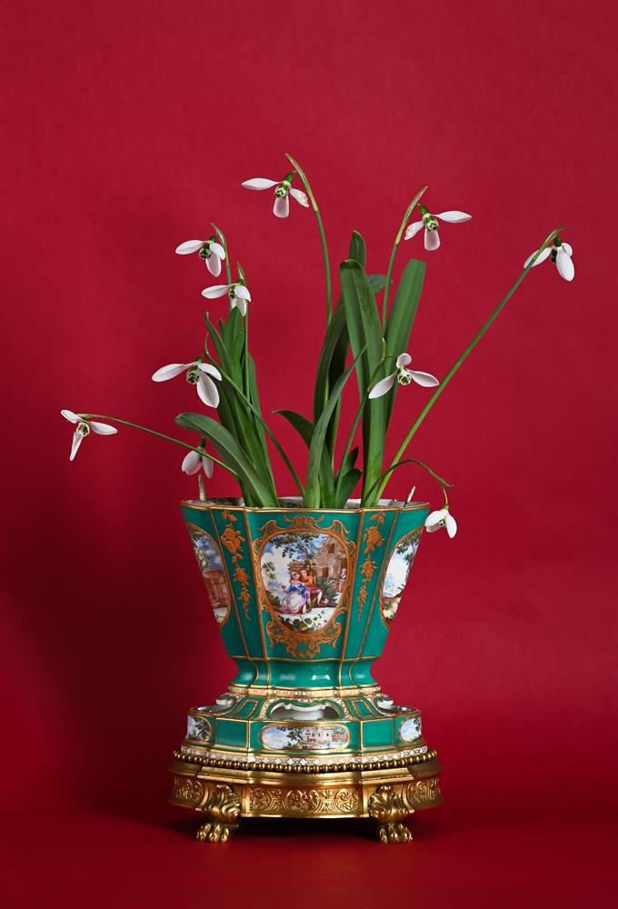 A RARE SÈVRES PORCELAIN GREEN GROUND FLOWER POT & PIERCED STAND, 1760 - Image 7 of 8