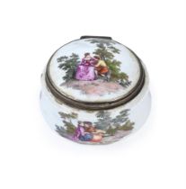 A GERMAN PORCELAIN ROUND SNUFF BOX, LATE 18TH CENTURY