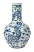 A LARGE CHINESE BLUE AND WHITE PORCELAIN BOTTLE VASE, MODERN