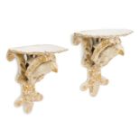 A PAIR OF POTTERY WALL BRACKETS MODELLED AS PARROTS, CONTINENTAL, 20TH CENTURY