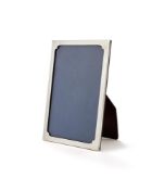 A SILVER MOUNTED RECTANGULAR PHOTO FRAME