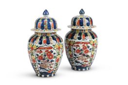 A PAIR OF IMARI VASES AND COVERS, 19TH OR EARLY 20TH CENTURY