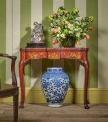 A FINE GEORGE I SCARLET LACQUER AND GILT JAPANNED FOLDING CARD TABLE, CIRCA 1725