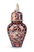 A LARGE JAPANESE IMARI VASE AND COVER, LATE 18TH TO EARLY 19TH CENTURY