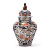 A JAPANESE IMARI VASE AND COVER, EDO PERIOD, LATE 17TH OR 18TH CENTURY
