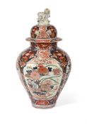 A JAPANESE IMARI VASE AND COVER, EDO PERIOD, LATE 17TH OR 18TH CENTURY