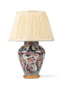 AN IMARI PORCELAIN VASE, JAPANESE, POSSIBLY 17TH CENTURY