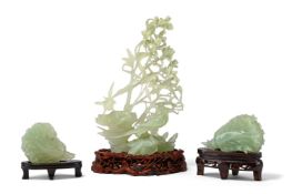 A CHINESE CARVED JADE GROUP, 20TH CENTURY, TOGETHER WITH A PAIR OF JADE CARVINGS