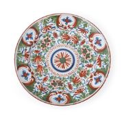 AN ENGLISH DELFT POLYCHROME PLATE, MID 18TH CENTURY