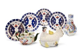 A STAFFORDSHIRE POTTERY CHICKEN TUREEN AND COVER, LATE 19TH CENTURY, AND A SELECTION OF OTHER ITEMS
