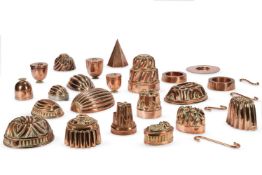 A COLLECTION OF COPPER JELLY MOULDS AND RELATED KITCHEN ITEMS, 19TH/EARLY 20TH CENTURY