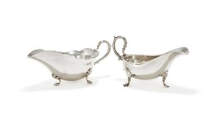 AN EDWARDIAN SILVER SHAPED OVAL SAUCE BOAT, JONES & CROMPTON