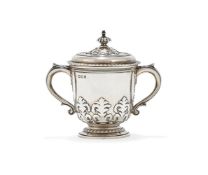 A SILVER TWIN HANDLED CUP AND COVER, GOLDSMITHS & SILVERSMITHS CO. LTD., LONDON 1936