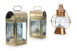 A PAIR OF LATE VICTORIAN YACHT CABIN BRASS OIL LAMPS, LATE 19TH/EARLY 20TH CENTURY