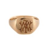 AN 18 CARAT GOLD SIGNET RING