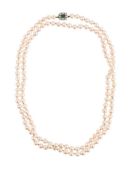A CULTURED PEARL NECKLACE WITH DIAMOND AND EMERALD CLASP