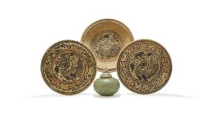 A GROUP OF THREE DECORATIVE THAI CHARGERS, 20TH CENTURY, TOGETHER WITH A CELADON VASE AND COVER