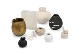 A GROUP OF NINE VARIOUS STUDIO CERAMICS, GLASS AND DECORATIVE ITEMS, MODERN