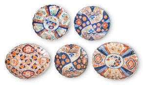 FIVE VARIOUS IMARI DISHES JAPANESE, FIRST QUARTER 20TH CENTURY