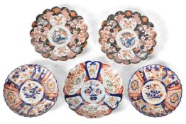 FIVE VARIOUS IMARI DISHES, JAPANESE, FIRST QUARTER 20TH CENTURY
