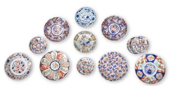 A SELECTION OF IMARI PORCELAIN, JAPANESE AND CHINESE