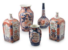 A PAIR OF IMARI SQUARE-SECTION BOTTLE VASES, FIRST QUARTER 20TH CENTURY