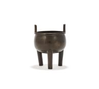 A Chines silver inlaid bronze tripod vessel